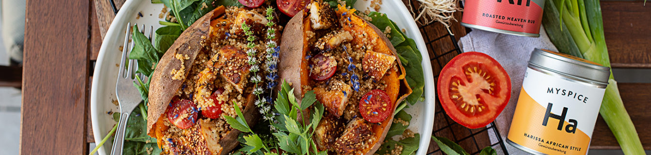 Gefüllte Süßkartoffeln mit Quinoa & Halloumi in Sesam-Panade