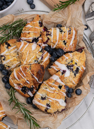 Heidelbeer Scones mit Zitronenglasur