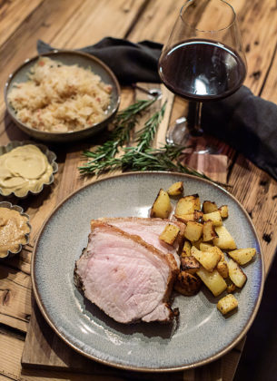 Knuspriger Schweinsbraten mit Bratkartoffeln und Sauerkraut