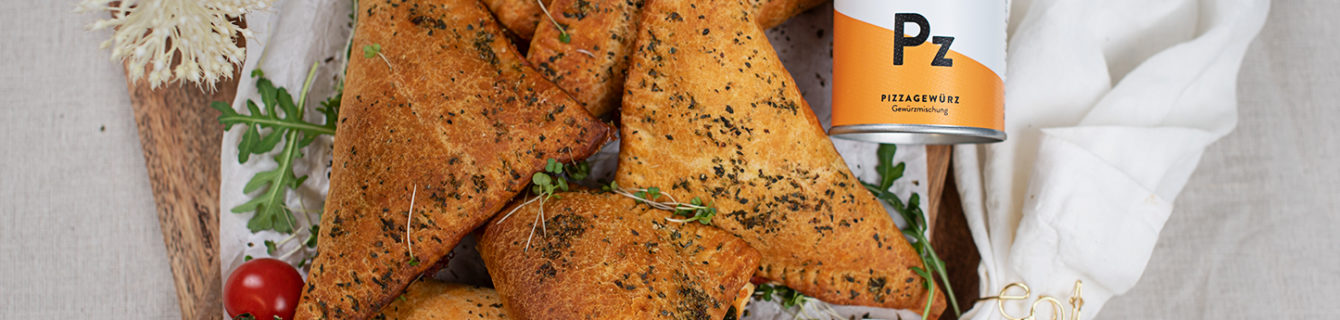 Vegane Mini-Calzones mit Spinat-Paprika-Füllung & Tomatendip