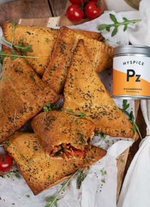 Vegane Mini-Calzones mit Spinat-Paprika-Füllung &amp; Tomatendip