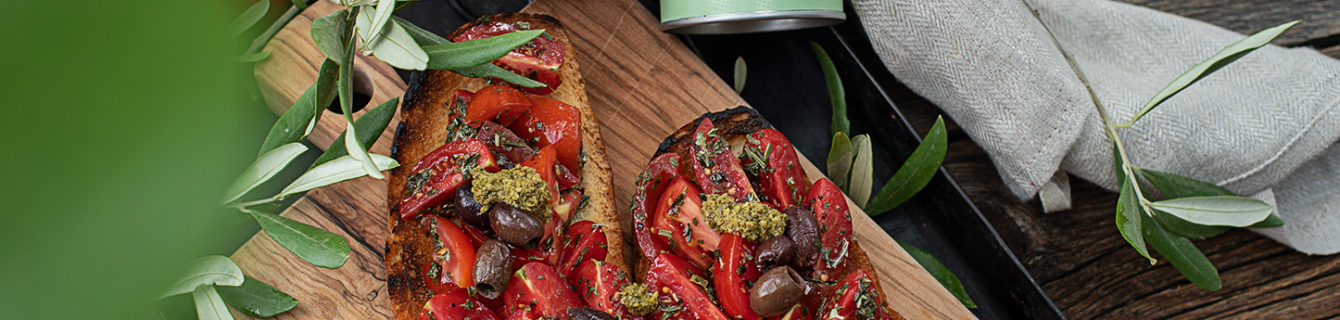 Tomaten Bruschetta mit Oliven und Mozzarella